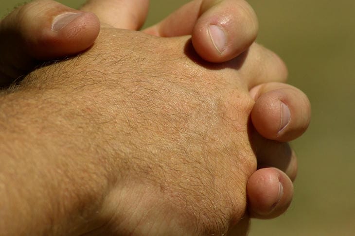 Холодные пальцы-невидимки: почему немеют руки и когда это опасно Холодные пальцы-невидимки: почему немеют руки и когда это опасно